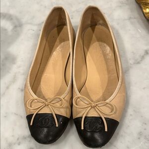 CHANEL Two-Tone Beige and Black Flats Size 39